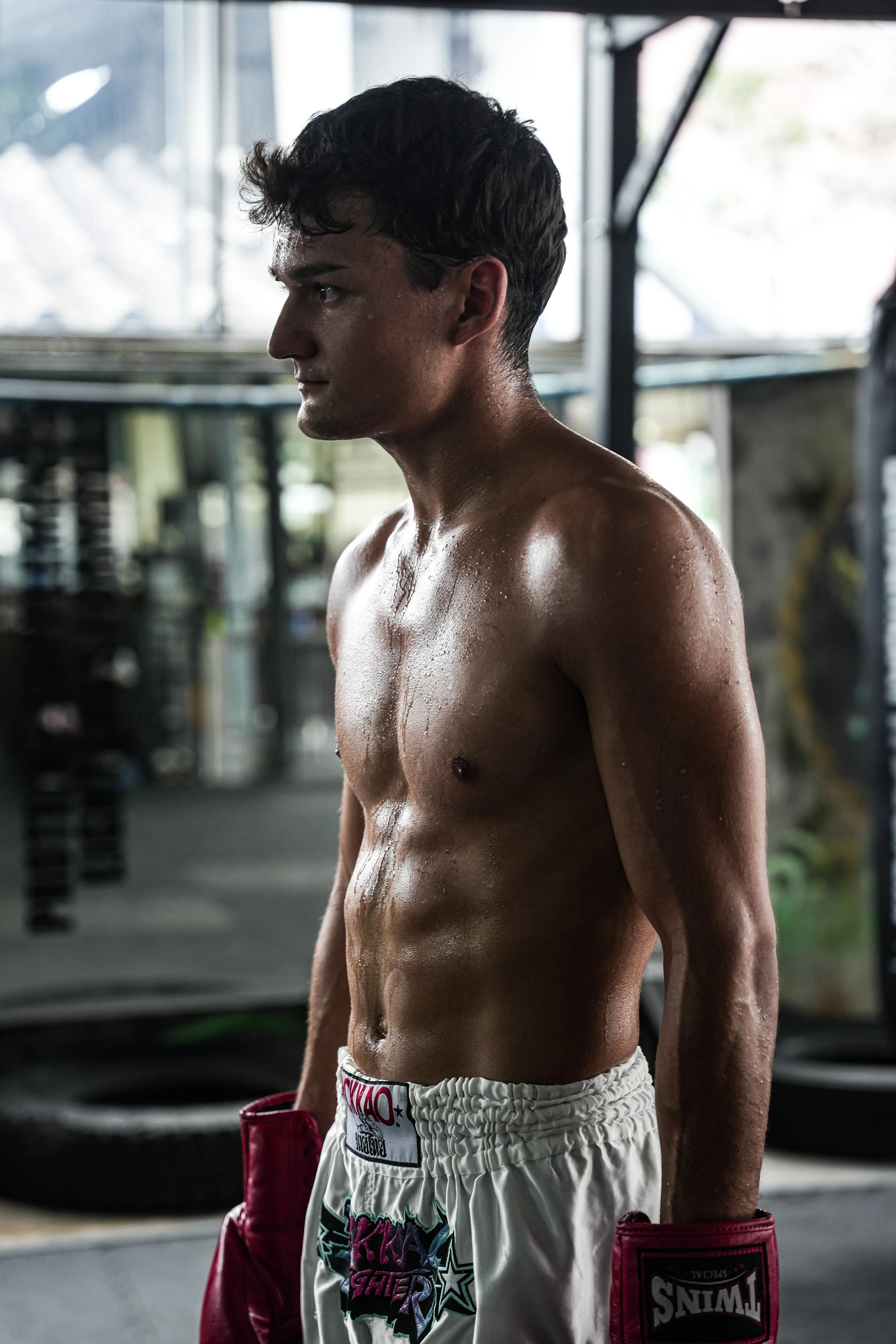 Anto in profile in a Thai gym
